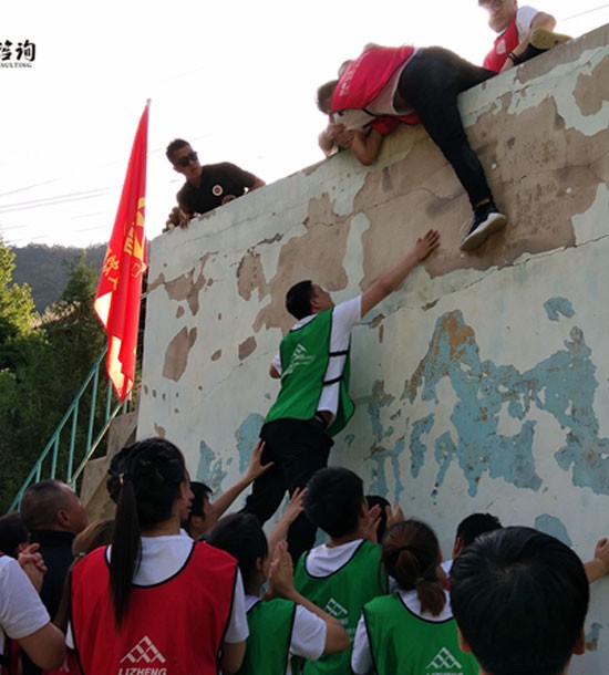 培訓快訊培訓時間：7月29日培訓地點:城建培訓中心培訓單位:蘭州火*商學院培訓課程:拓展培訓人數(shù)：28人