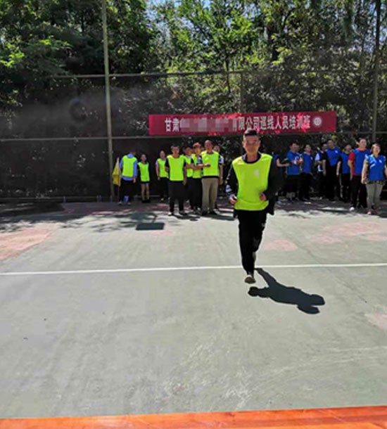 培訓快訊培訓時間：7月10日培訓地點：徐家山培訓單位：**學校培訓課程：拓展培訓人數(shù)：40人