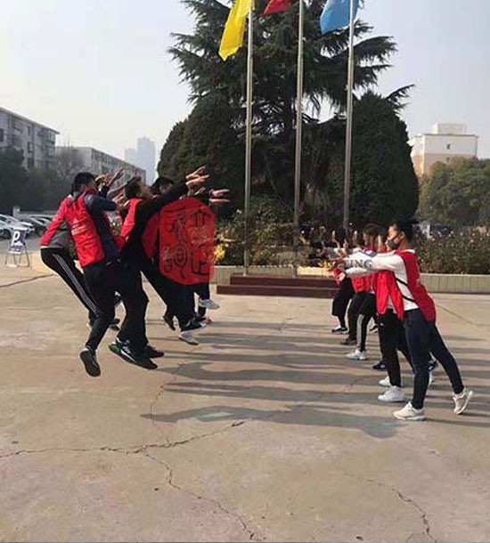 培訓(xùn)快訊培訓(xùn)時間：11月12日培訓(xùn)地點:單位體育館培訓(xùn)單位:蘭州**公司團(tuán)干部培訓(xùn)班培訓(xùn)課程:拓展培訓(xùn)人數(shù)：86人