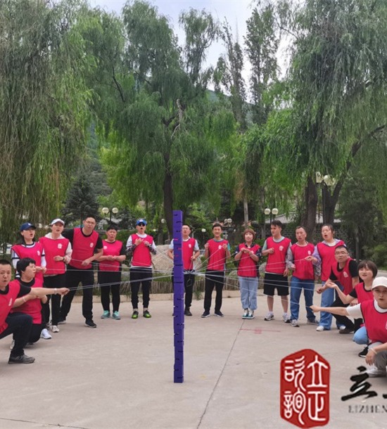 培訓(xùn)快訊培訓(xùn)時間：2021年7月6日培訓(xùn)地點：榆中興隆山培訓(xùn)單位:甘肅**集團**公司培訓(xùn)課程:中青年職工拓展培訓(xùn)班培訓(xùn)項目介紹：合力建塔團隊成員拉緊繩子末端控制塔鉤移動，用塔鉤將一塊塊塔吊起并按照教