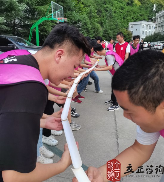 培訓(xùn)快訊培訓(xùn)時間：2021年7月12-19日培訓(xùn)地點：西安培訓(xùn)單位：中鐵**局**公司培訓(xùn)課程：新員工入職培訓(xùn)班團隊合作項目鼓動人心培訓(xùn)形式一個大鼓，把鼓的四周拴上16根繩子，每根繩子由一個人牽著，在